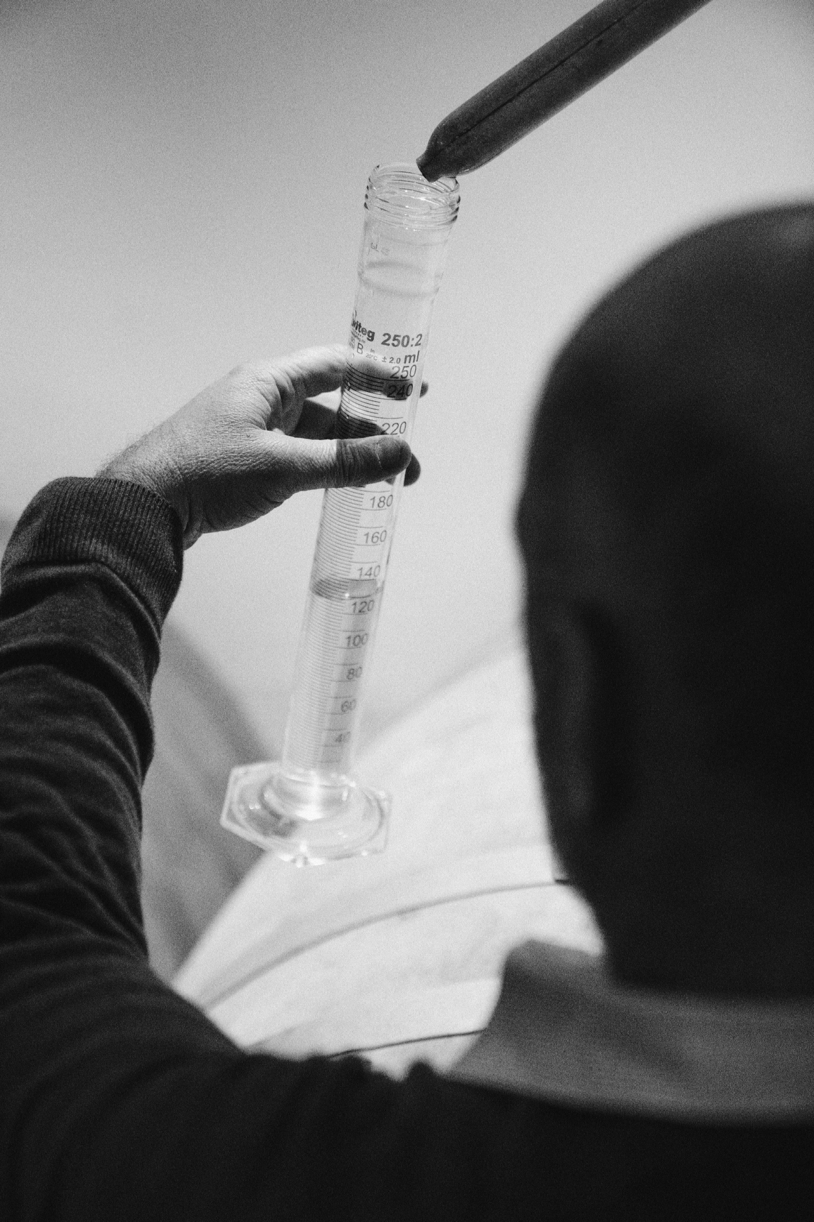 Geste traditionnel de viticulture par la famille Devictor.