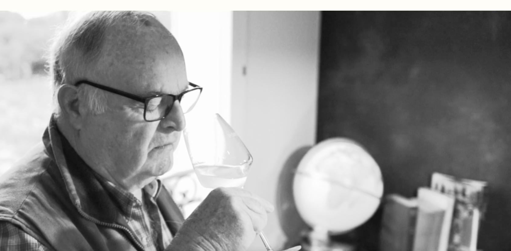 Portrait de François Devictor, ingénieur et fondateur du Domaine de la Sanglière à Bormes-les-Mimosas en 1980. Le début d'une aventure viticole sur un terroir de schiste d'exception en Provence.