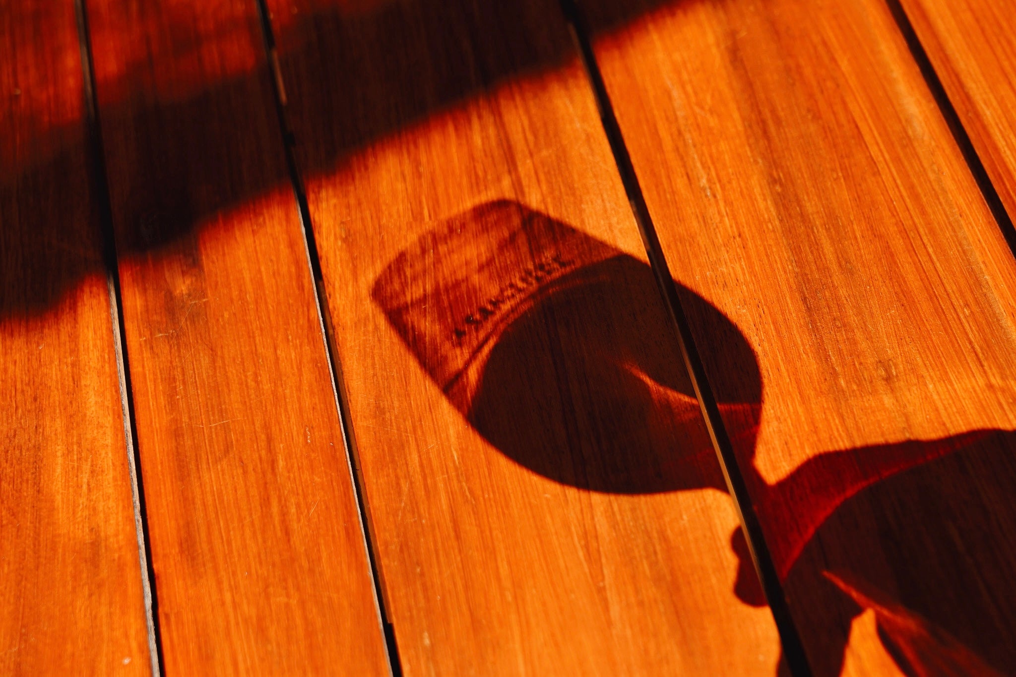 Jeu de lumière et ombre d'un verre de vin au soleil de Provence.
