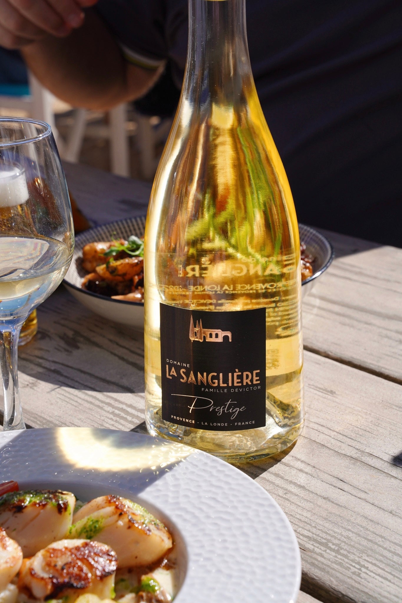 Bouteille de vin blanc Prestige du Domaine de la Sanglière, AOP Côtes de Provence La Londe, finesse et minéralité saline.