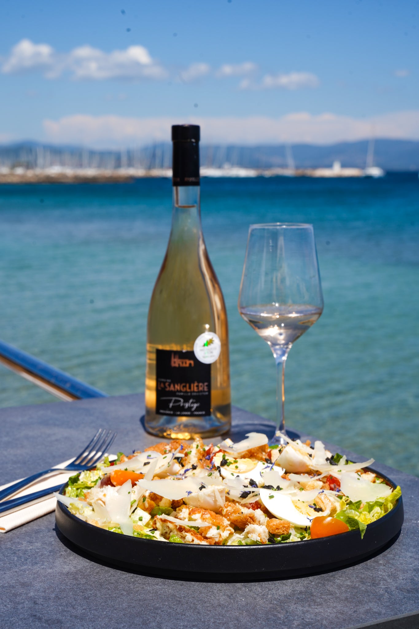 Détail du service d'un verre de rosé lumineux du Domaine de la Sanglière.