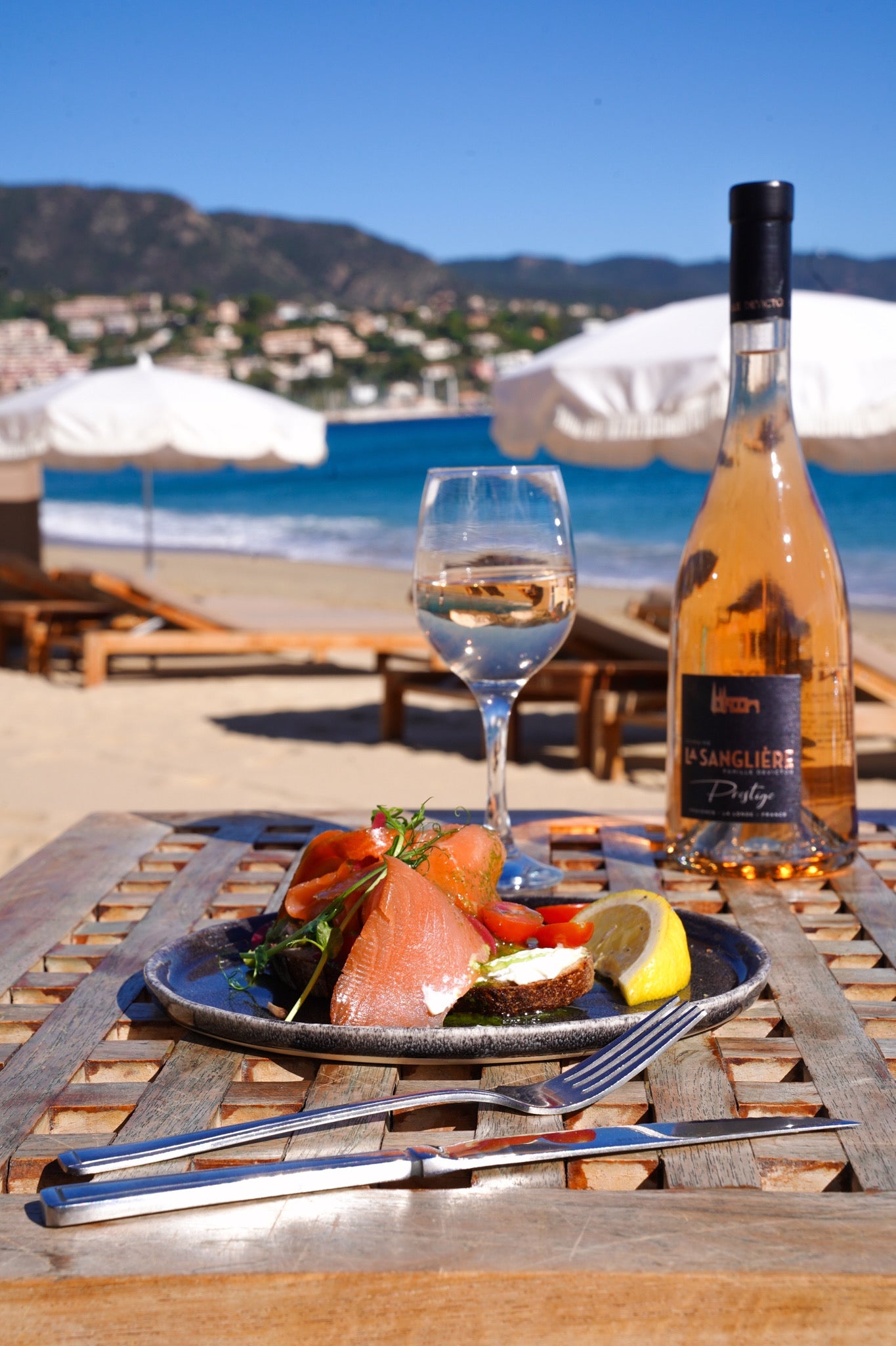 Bouteille de vin rosé Prestige, AOP Côtes de Provence La Londe, certifié Bio et Médaille d&