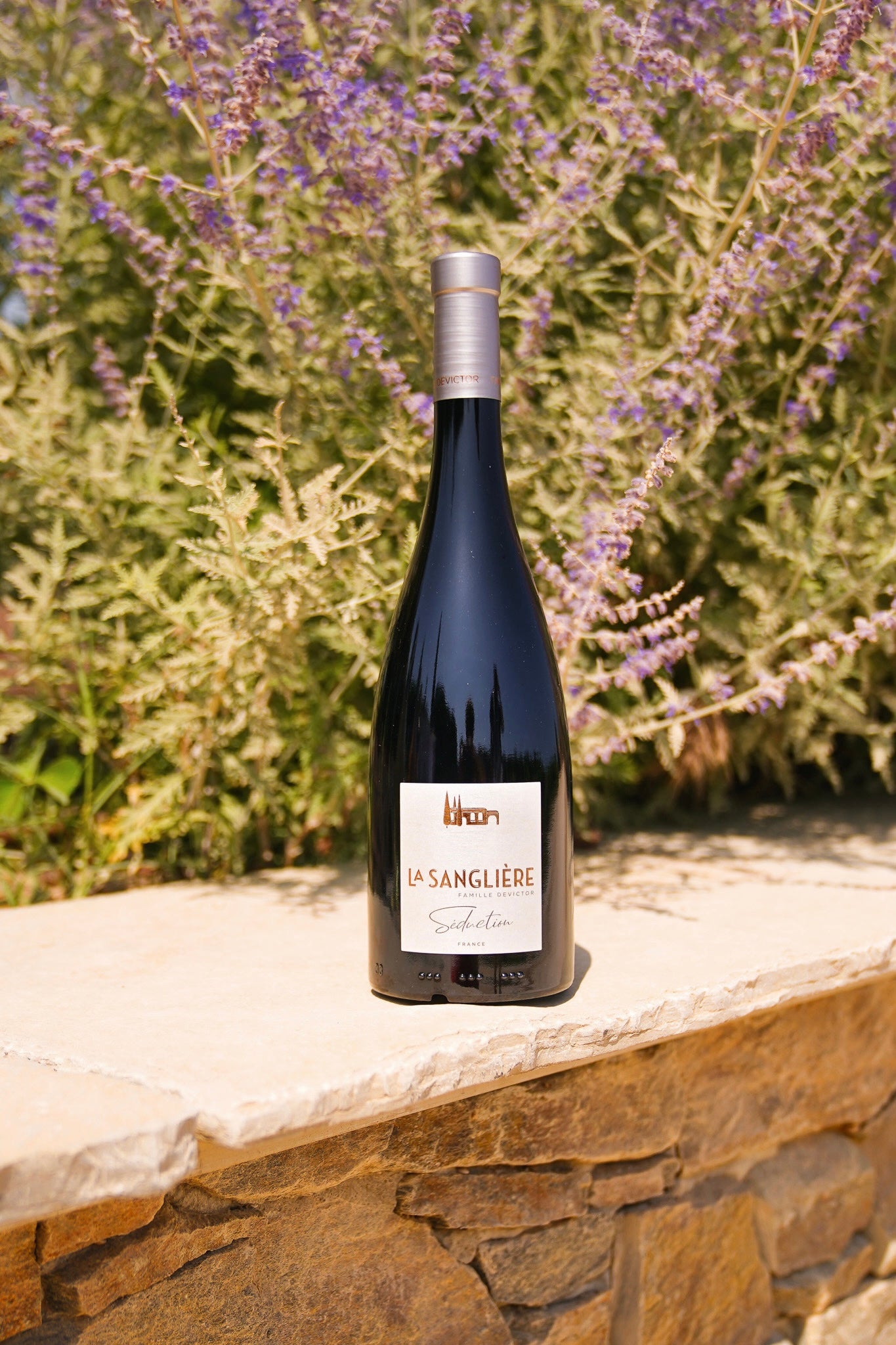 Bouteille de vin rouge Séduction, IGP Méditerranée du Domaine de la Sanglière, un vin souple, fruité et gourmand.