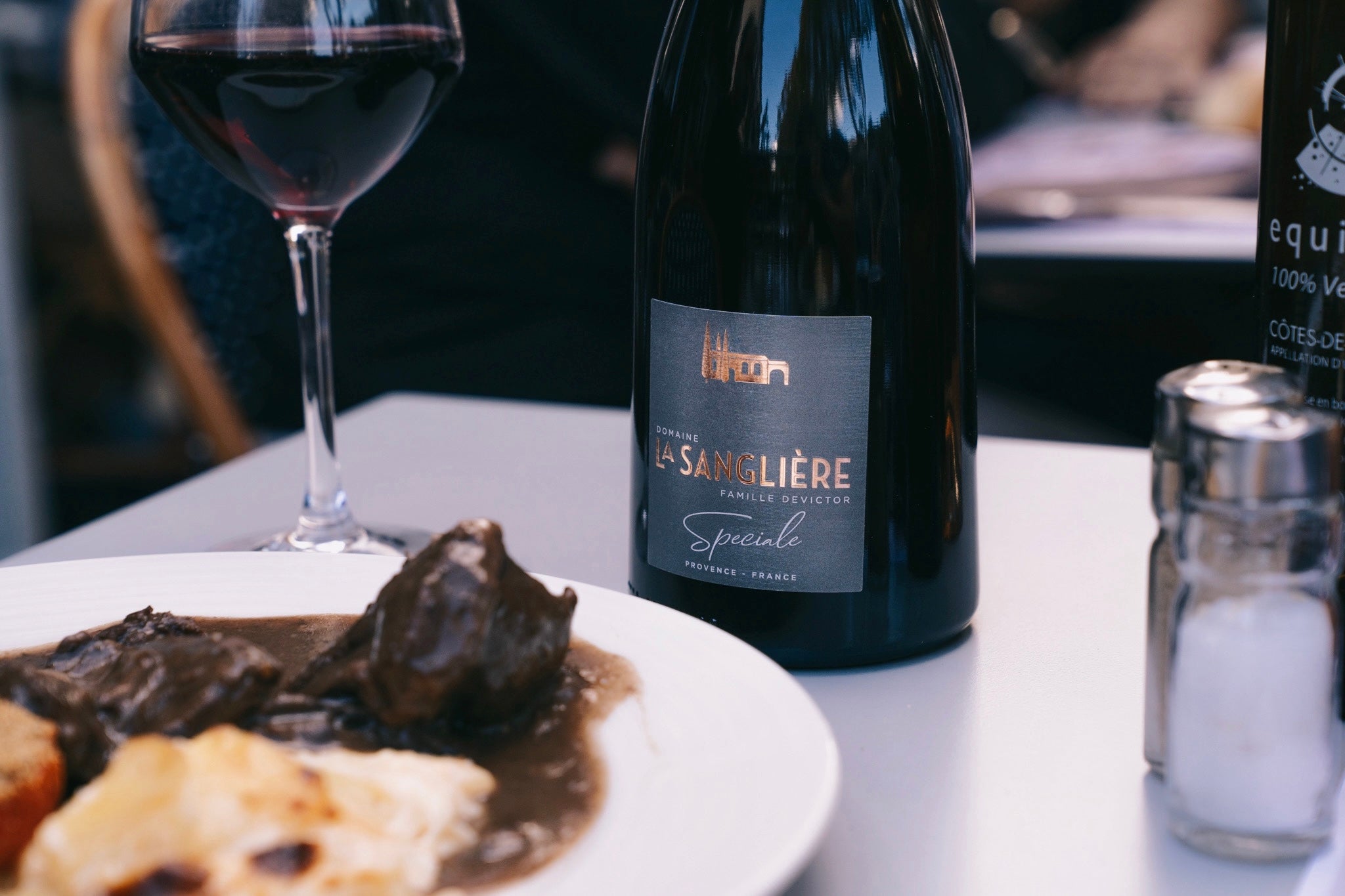 Bouteille de vin rouge Gamme Spéciale du Domaine de la Sanglière, AOP Côtes de Provence, un vin de caractère, intense et soyeux.