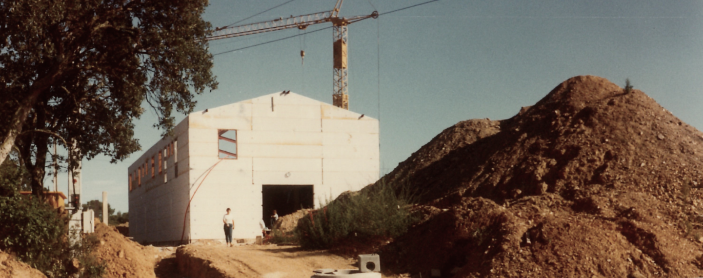 Chantier historique de la construction de la cave moderne du Domaine en 1980.