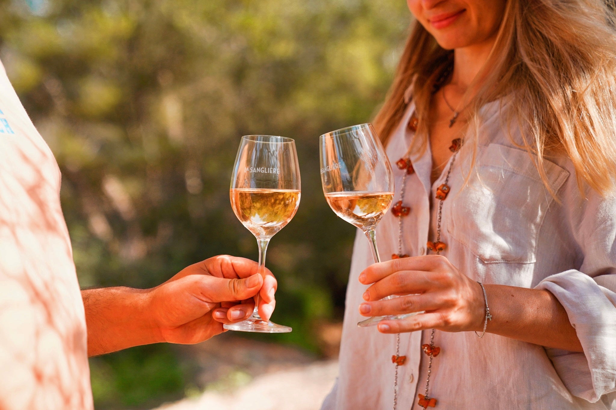 Dégustation conviviale de vin rosé du Domaine de la Sanglière, un vin fin et lumineux né du schiste. 