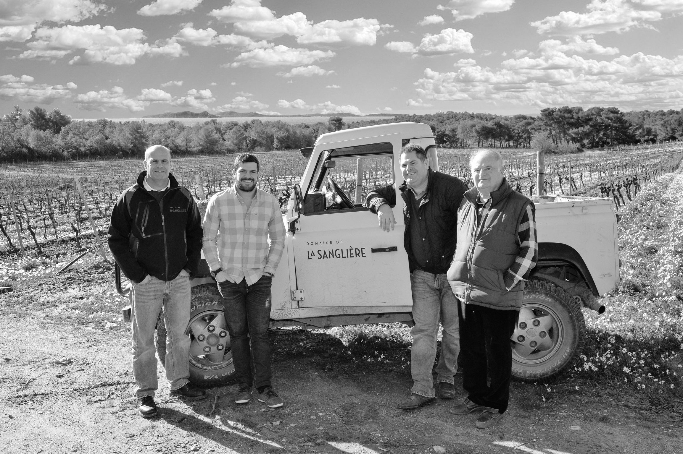 Portrait de la famille Devictor, vignerons passionnés au Domaine de la Sanglière à Bormes-les-Mimosas. Une histoire de tradition et de partage au cœur de notre vignoble de schiste en Provence, entre mer et terroir d'exception.
