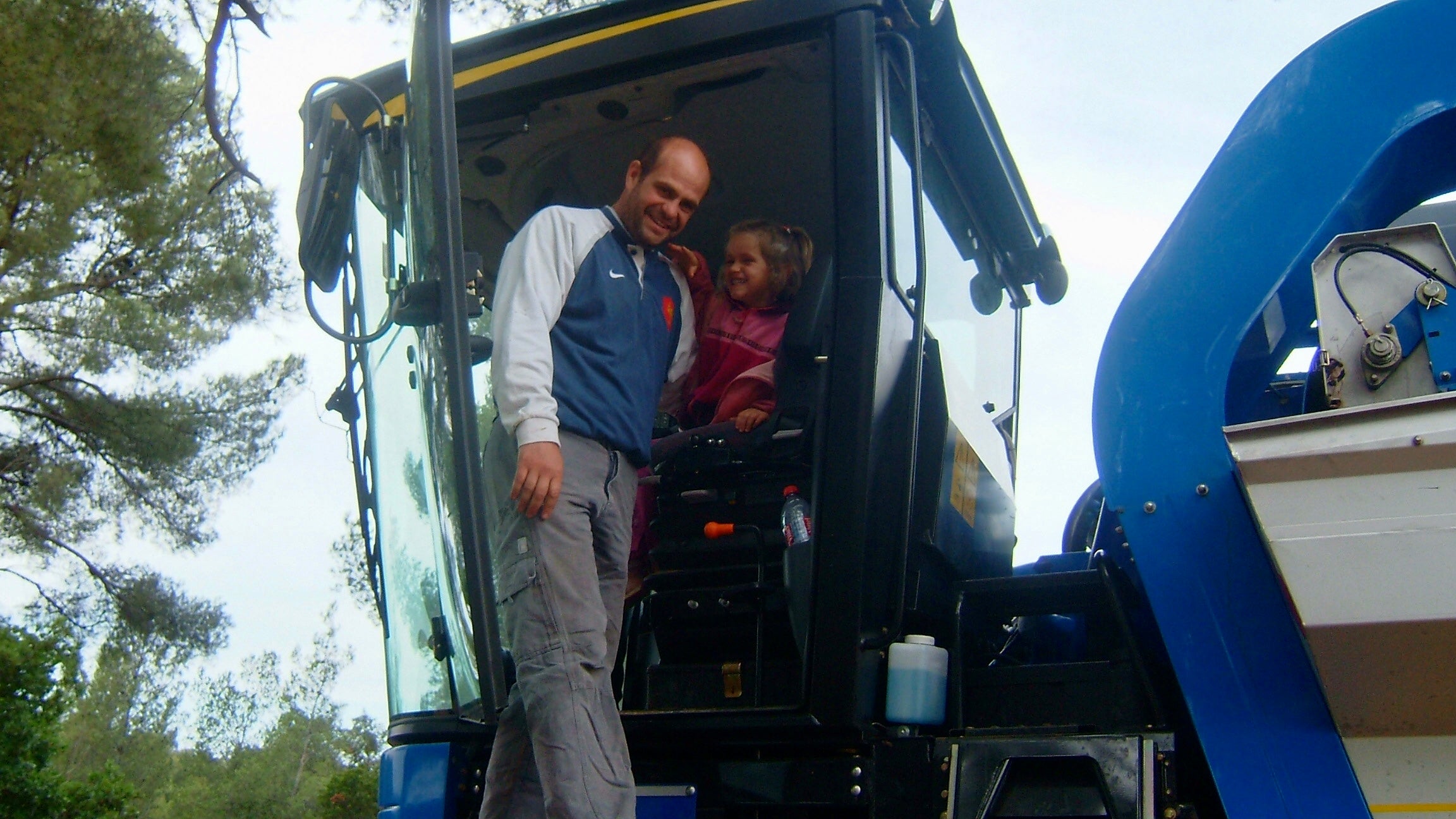 Olivier Devictor aux commandes d'une machine à vendanger, l'expertise technique du vignoble.