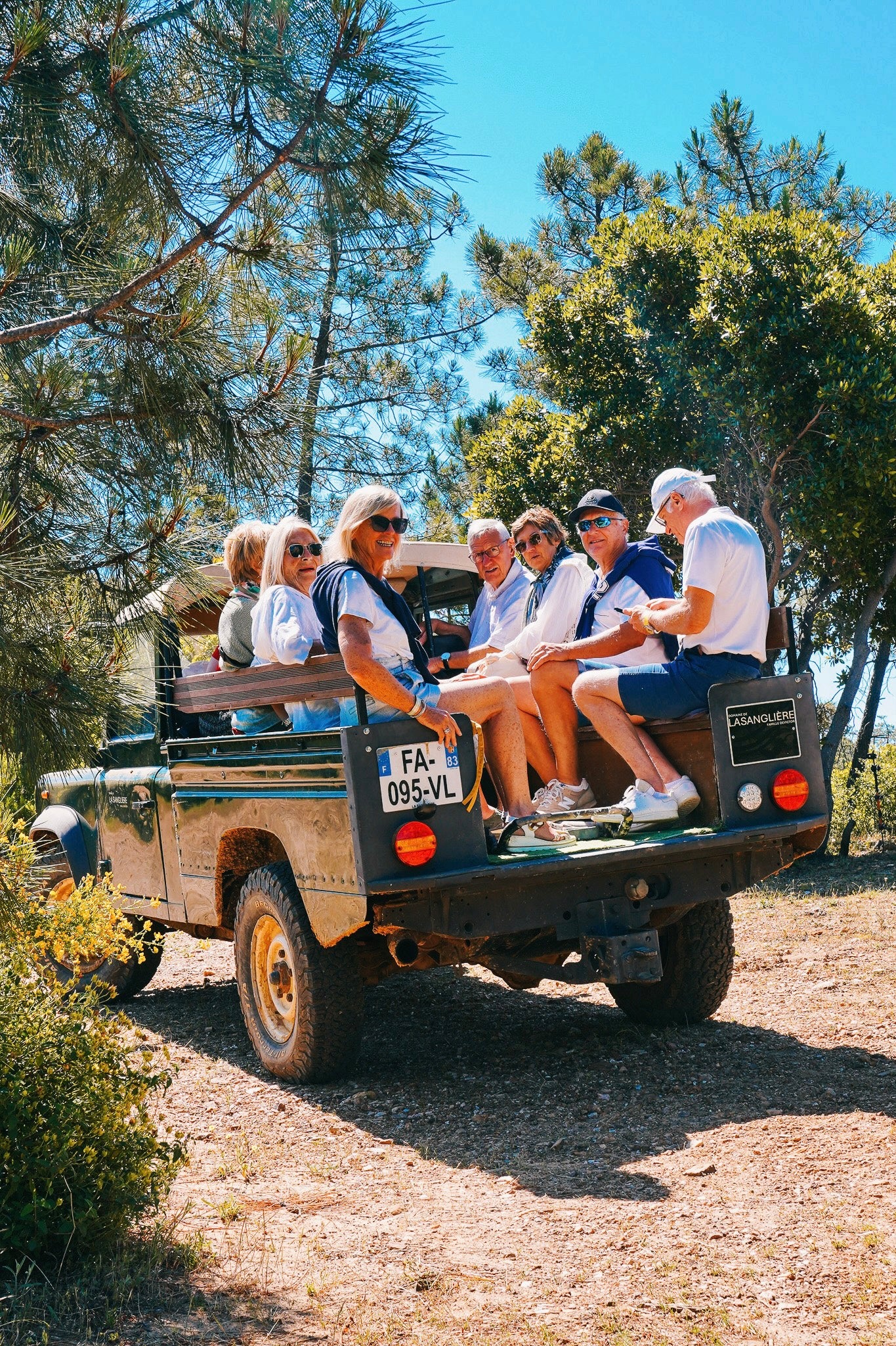 Expérience safari tour en 4x4 au coucher du soleil à travers le vignoble du Domaine de la Sanglière à Bormes-les-Mimosas. Vue imprenable sur la mer Méditerranée et le terroir de schiste d'un domaine certifié HVE3 et AOP La Londe.