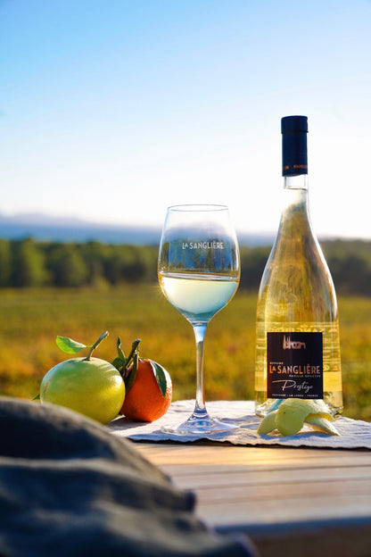 Bouteille de vin blanc Prestige du Domaine de la Sanglière, AOP Côtes de Provence La Londe, finesse et minéralité saline.Avec une vue mer et des fruits.
