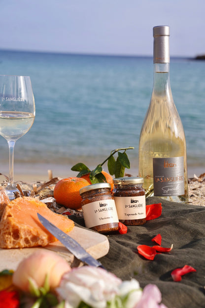 Bouteille de vin blanc Gamme Spéciale du Domaine de la Sanglière, AOP Côtes de Provence, fraîcheur et finesse méditerranéenne.