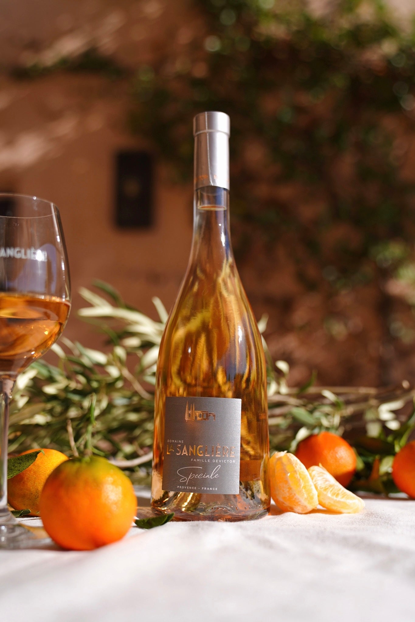Cuvée de rosé frais mise en scène avec des agrumes pour illustrer sa gourmandise.