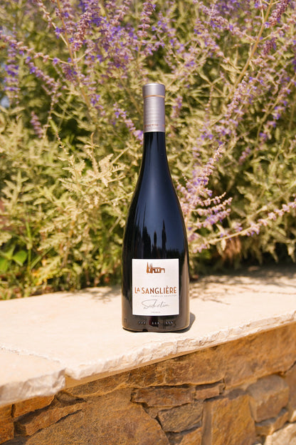 Bouteille de vin rouge Séduction, IGP Méditerranée du Domaine de la Sanglière, un vin souple, fruité et gourmand.