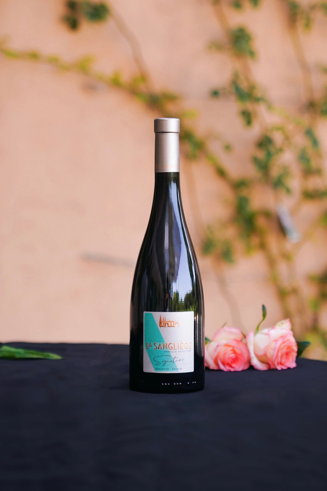 Bouteille de vin Rouge Signature AOP Provence du Domaine de la Sanglière à Bormes-les-Mimosas.  Une cuvée élégante née sur un terroir de schiste littoral, offrant la minéralité et l&
